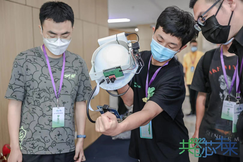 图1：参赛学生现场路演