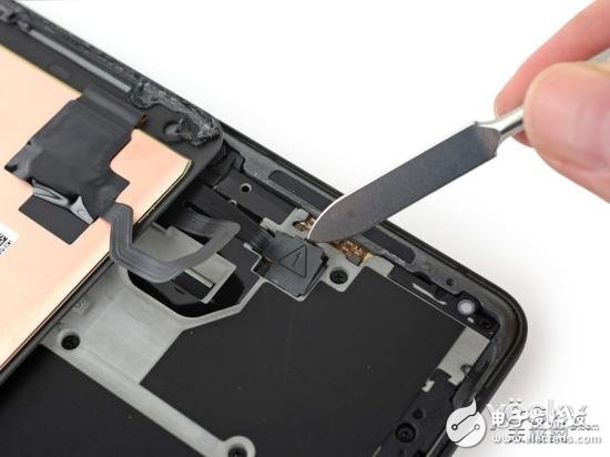 将金属中框架取下后就能看到电池、主板，还有位于中框架另一侧的金属导热管，这将有利于“解放”手机的性能并且提高散热效率。