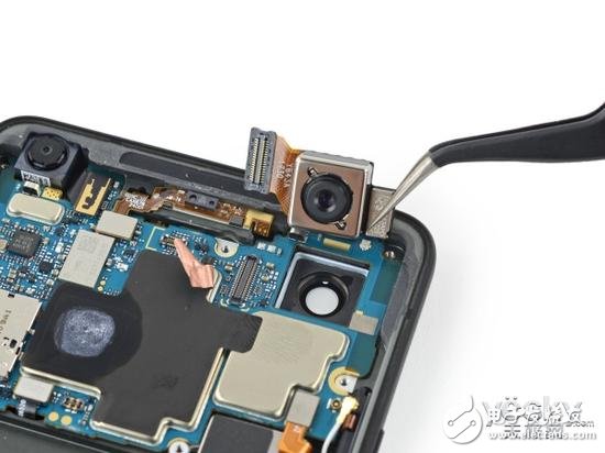 接下来断开前置摄像头与主板的连接，取下众多固定螺丝，然后就能慢慢将主板拿出来。