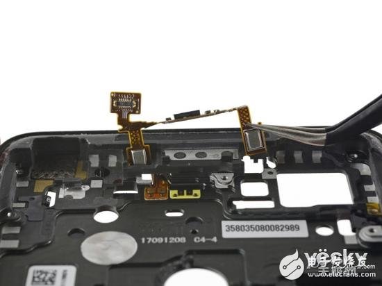 机身顶端剩下的组件都需要加热来分离：手机听筒和NFC天线。