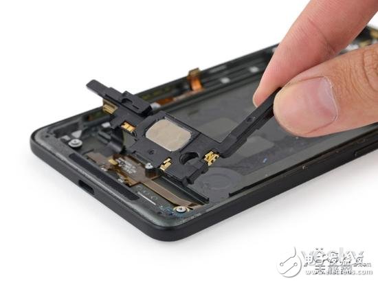 然后是支持边缘压力操作的传感器。传感器被安置在金属中框内侧的金属凹槽中，采用柔性印刷电路板连接，对称排布在手机下端。