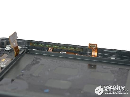 在电路中有多组传感器，ifixit推测这些传感器由变形敏感电阻组成，在挤压、伸展的过程中改变其电阻，从而实现控制。