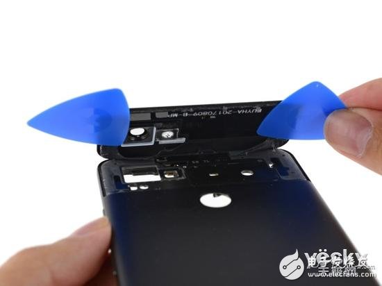 拆解背部玻璃材质区域只能从手机的外部入手，其下方有天线以及连接线缆。