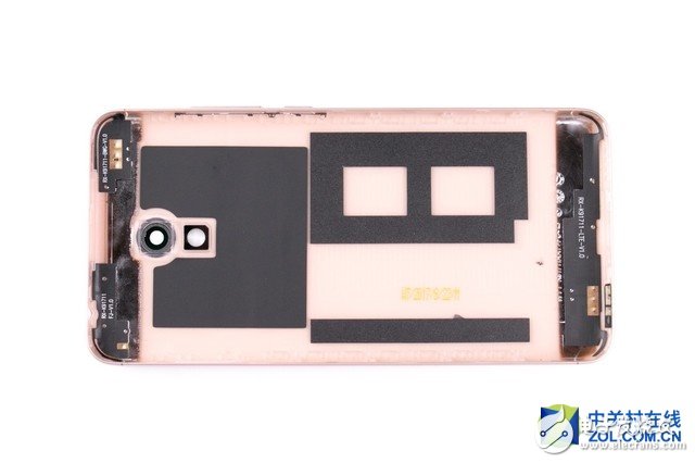 背壳上下两端设计有三个天线区。主板部位还贴有石墨散热贴