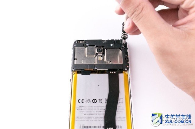 接下来卸去主板周围的螺丝。