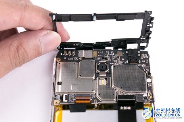 随后取下固定盖板