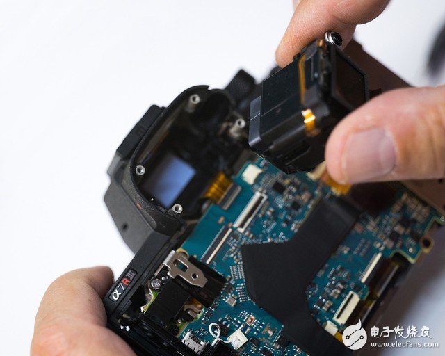 索尼A7RIII工艺到底如何 有人拆解给你看