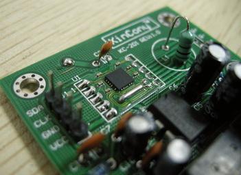 外扩展接口俱全，PCB四周固定螺柱让PCB底层避免被金属物碰到而短路