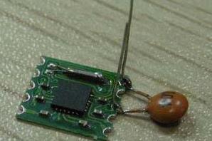 首先，我们给模块焊上电源的滤波电容，瓷片104