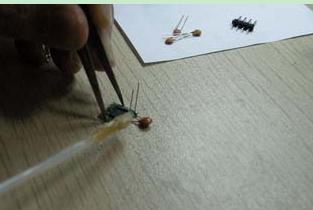 给模块引脚涂上松香或助焊剂