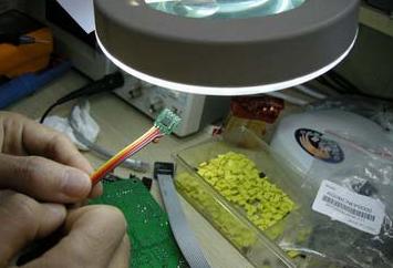 给收音模块焊上杜邦线，然后我们在放大镜下检查其焊点是否完好