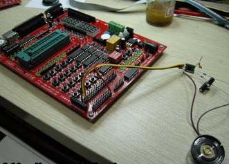 然后接上小喇叭，并且与我们的51单片机综合学习系统P口相连