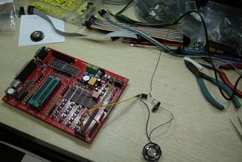 给模块焊上天线，在此我们用一条短焊锡丝来当天线