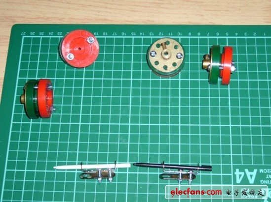 实际上这个履带的轮子是由两半组成的,我不确定是把它们固定在轴上或者是用胶水固定在指定点上面