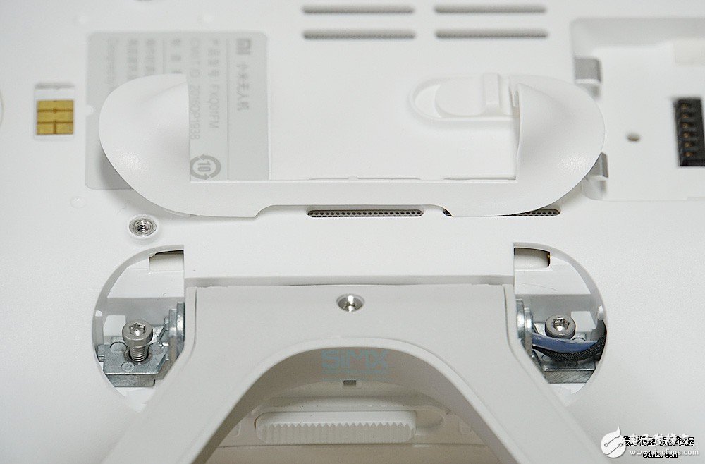 小米无人机对比精灵3s拆解 大疆“门徒”表现如何？