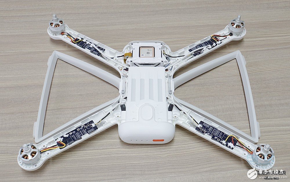 小米无人机对比精灵3s拆解 大疆“门徒”表现如何？