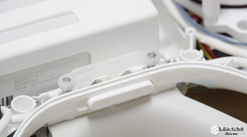 小米无人机对比精灵3s拆解 大疆“门徒”表现如何？