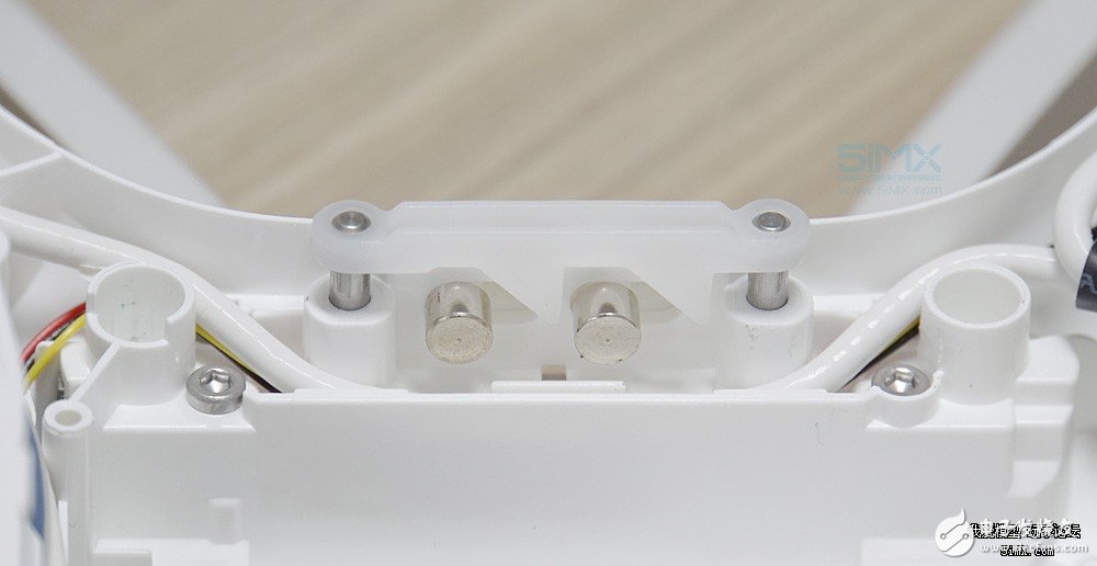 小米无人机对比精灵3s拆解 大疆“门徒”表现如何？