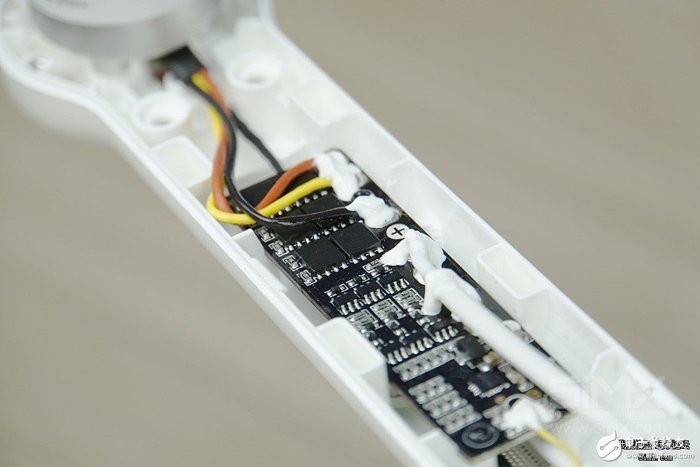 小米无人机对比精灵3s拆解 大疆“门徒”表现如何？