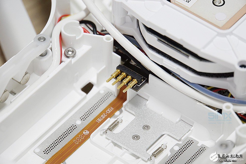 小米无人机对比精灵3s拆解 大疆“门徒”表现如何？