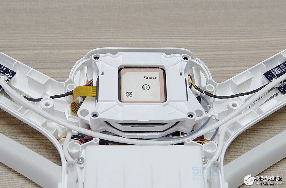 小米无人机对比精灵3s拆解 大疆“门徒”表现如何？