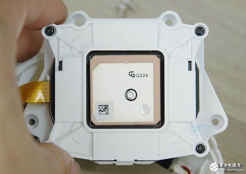 小米无人机对比精灵3s拆解 大疆“门徒”表现如何？