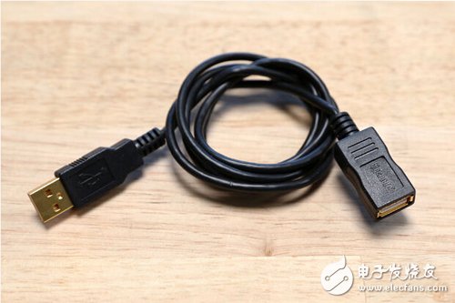 脚踏七彩“翔”云？看清楚，那可是充电器！