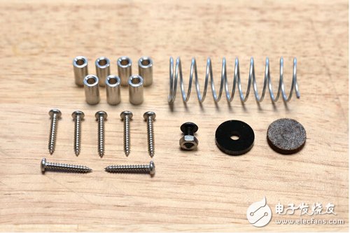 脚踏七彩“翔”云？看清楚，那可是充电器！