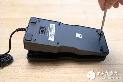 脚踏七彩“翔”云？看清楚，那可是充电器！