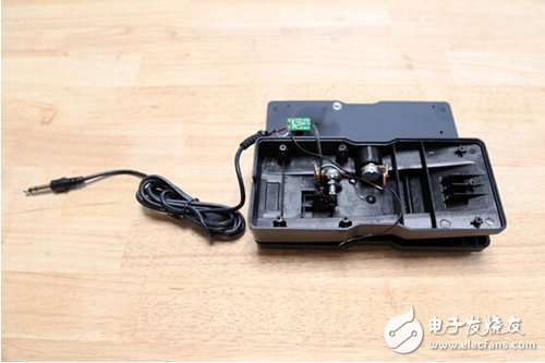 脚踏七彩“翔”云？看清楚，那可是充电器！