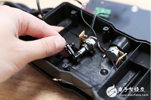 脚踏七彩“翔”云？看清楚，那可是充电器！