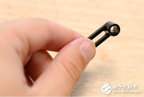 脚踏七彩“翔”云？看清楚，那可是充电器！