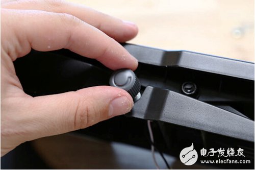 脚踏七彩“翔”云？看清楚，那可是充电器！