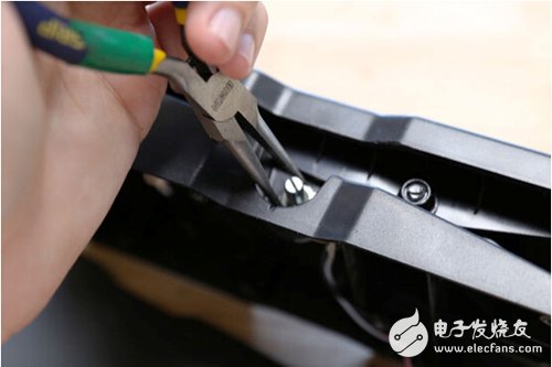 脚踏七彩“翔”云？看清楚，那可是充电器！