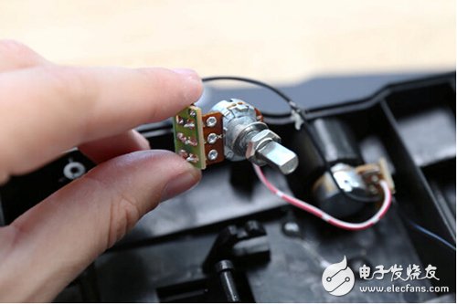 脚踏七彩“翔”云？看清楚，那可是充电器！