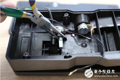 脚踏七彩“翔”云？看清楚，那可是充电器！