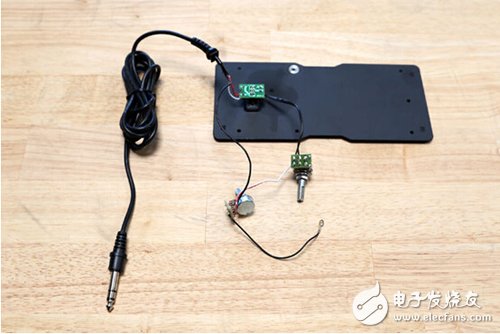 脚踏七彩“翔”云？看清楚，那可是充电器！