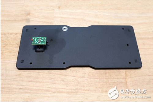 脚踏七彩“翔”云？看清楚，那可是充电器！