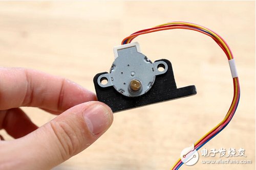 脚踏七彩“翔”云？看清楚，那可是充电器！