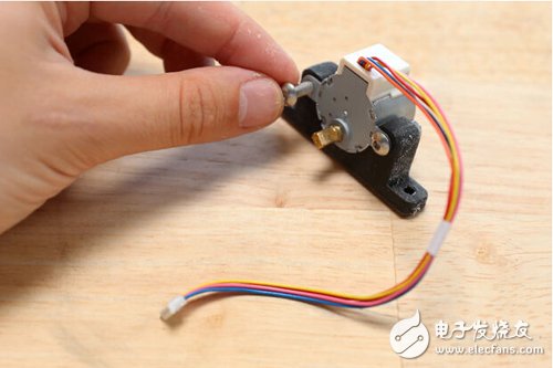 脚踏七彩“翔”云？看清楚，那可是充电器！