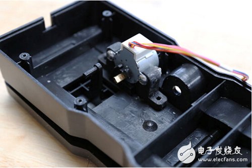 脚踏七彩“翔”云？看清楚，那可是充电器！