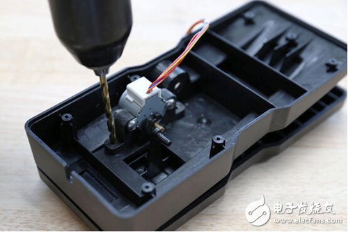 脚踏七彩“翔”云？看清楚，那可是充电器！