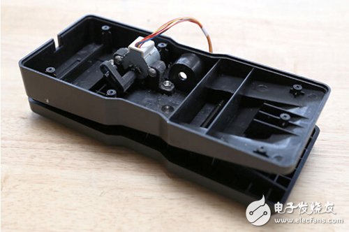 脚踏七彩“翔”云？看清楚，那可是充电器！