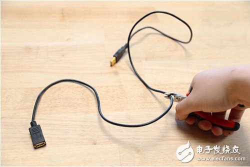 脚踏七彩“翔”云？看清楚，那可是充电器！