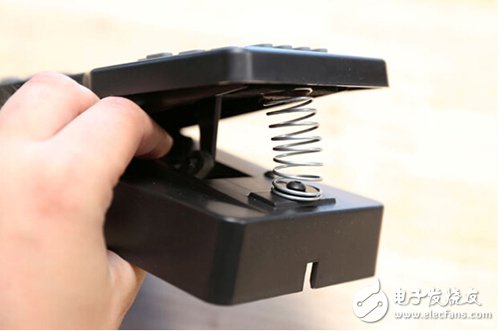 脚踏七彩“翔”云？看清楚，那可是充电器！