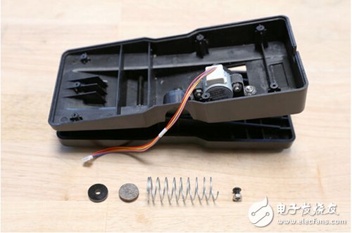 脚踏七彩“翔”云？看清楚，那可是充电器！