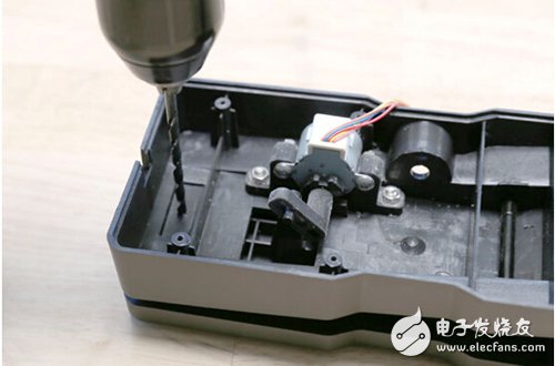 脚踏七彩“翔”云？看清楚，那可是充电器！