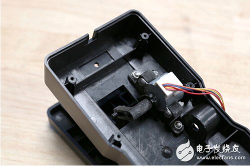 脚踏七彩“翔”云？看清楚，那可是充电器！