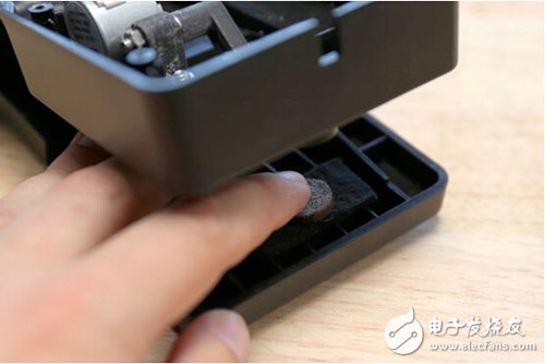 脚踏七彩“翔”云？看清楚，那可是充电器！