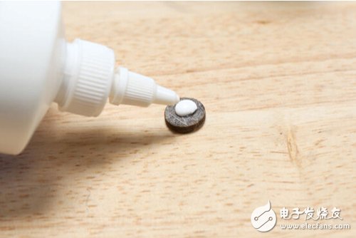 脚踏七彩“翔”云？看清楚，那可是充电器！